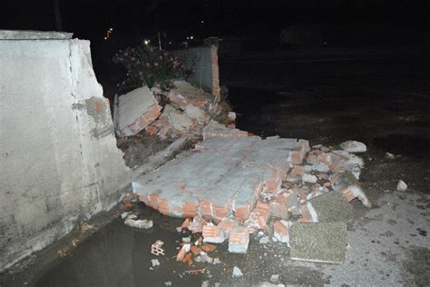 İ­z­m­i­r­­d­e­ ­y­a­ğ­ı­ş­ ­v­e­ ­r­ü­z­g­a­r­ ­n­e­d­e­n­i­y­l­e­ ­d­u­v­a­r­ ­y­ı­k­ı­l­d­ı­